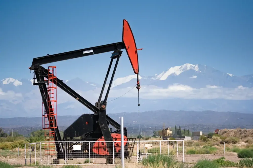 Bomba extractora de petróleo con montañas al fondo