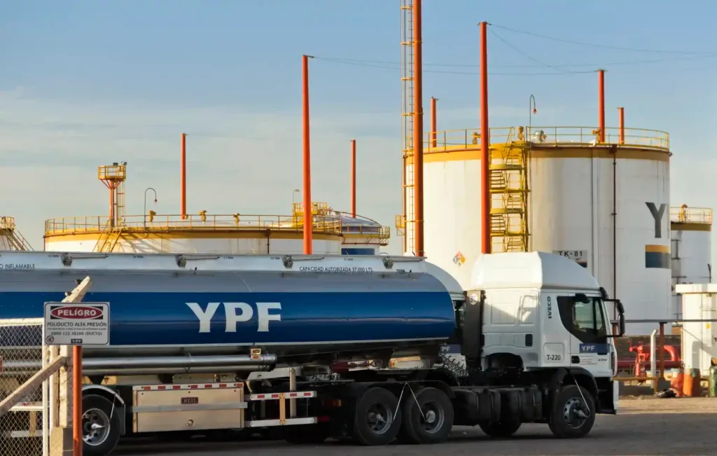 Camión cisterna junto a tanques de almacenamiento de combustible