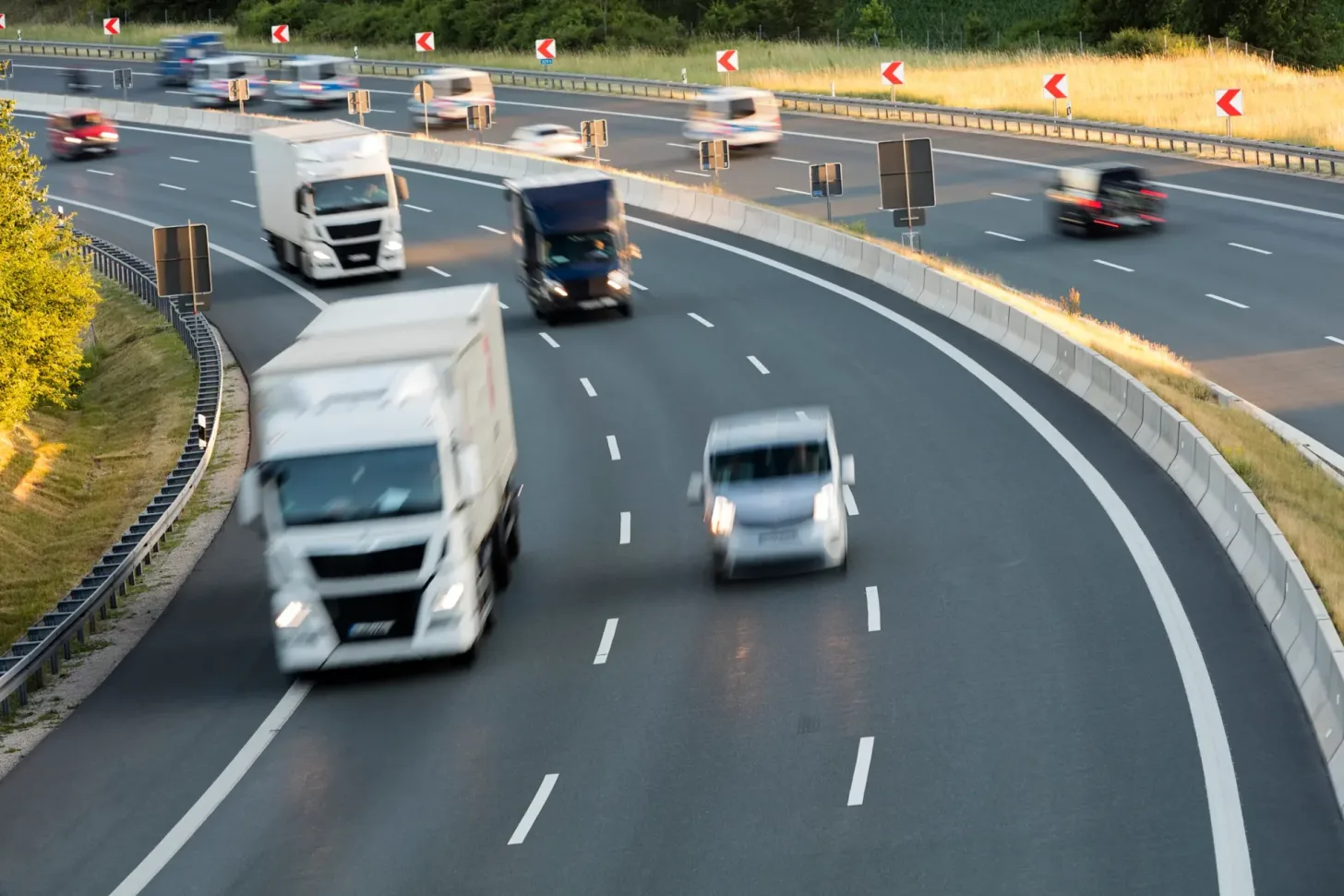 Camiones y automóviles circulando por una autopista