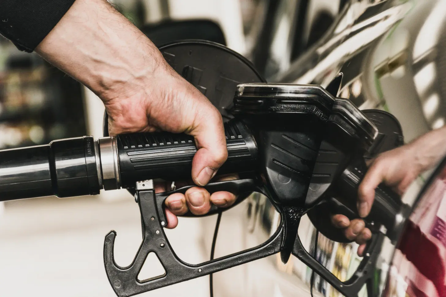 Persona cargando combustible en un vehículo